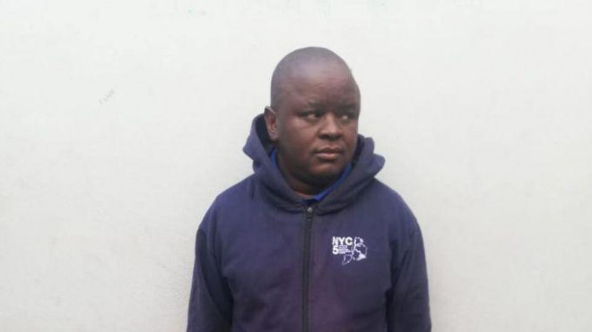 Thomas Ngcobo nộp hồ sơ xin vào làm ở đồn cảnh sát sau 7 năm trốn truy nã.&nbsp;Ảnh:&nbsp;Newsflash