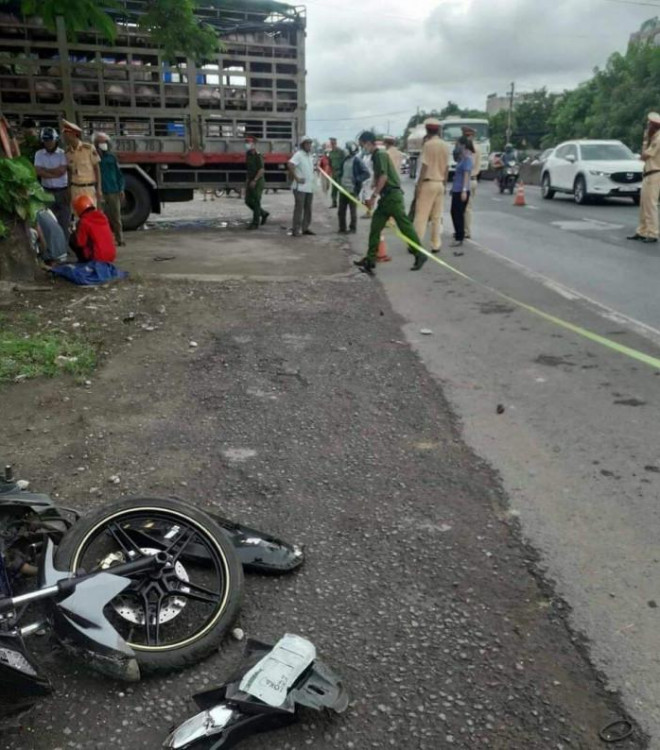 Lực lượng chức năng đang phong tỏa hiện trường, điều tra nguyên nhân vụ tai nạn (Ảnh: MXH)