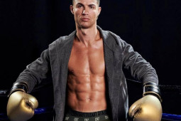 CR7 phanh áo khoe body, khiến chị em lại đứng ngồi không yên vì hình thể như điêu khắc