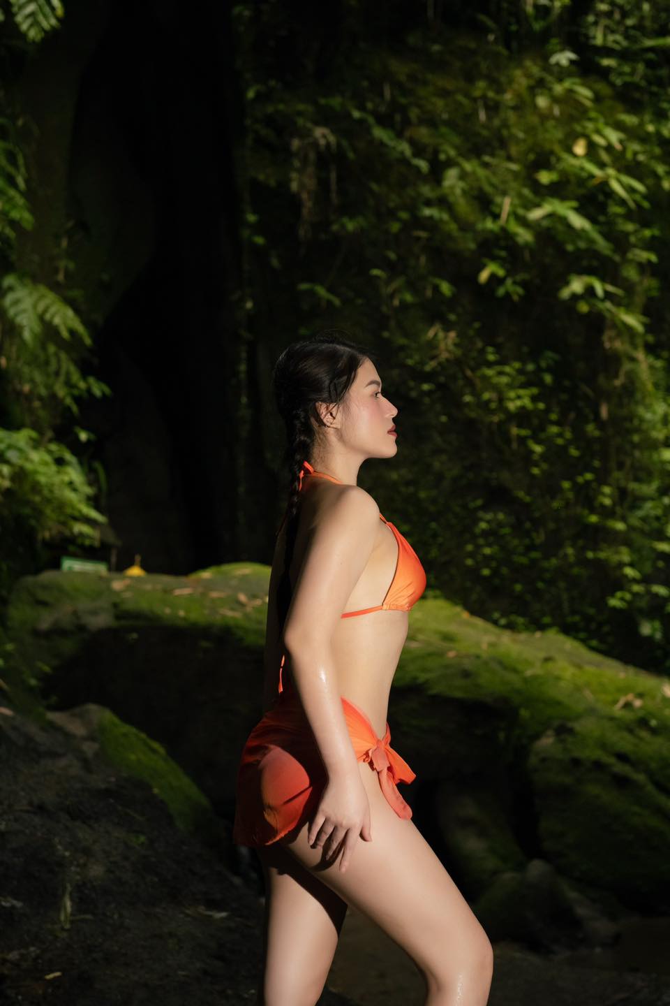 Ngọc Thanh Tâm gây chú ý với ảnh bikini khoe dáng trong hang động