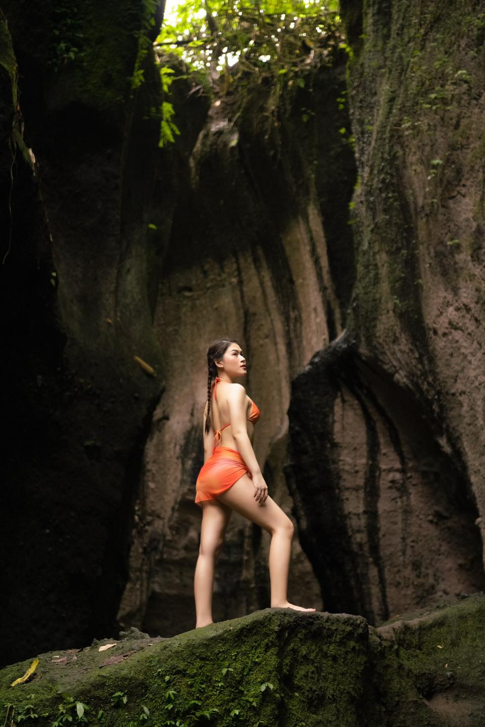 Ái nữ nhà đại gia thủy sản diện bikini gợi cảm trong hang động - 1