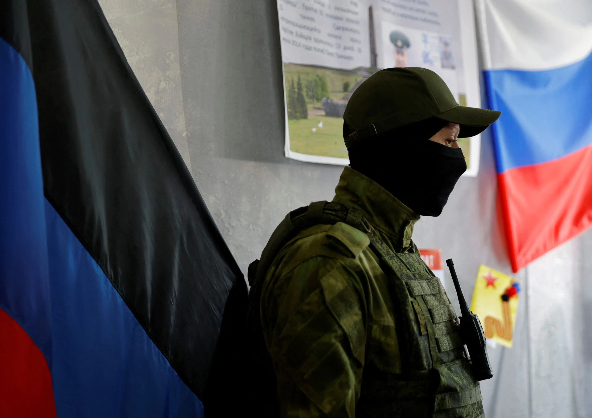 Binh sĩ đứng gác ở một điểm bỏ phiếu trưng cầu dân ý tại Donetsk (ảnh: TASS)