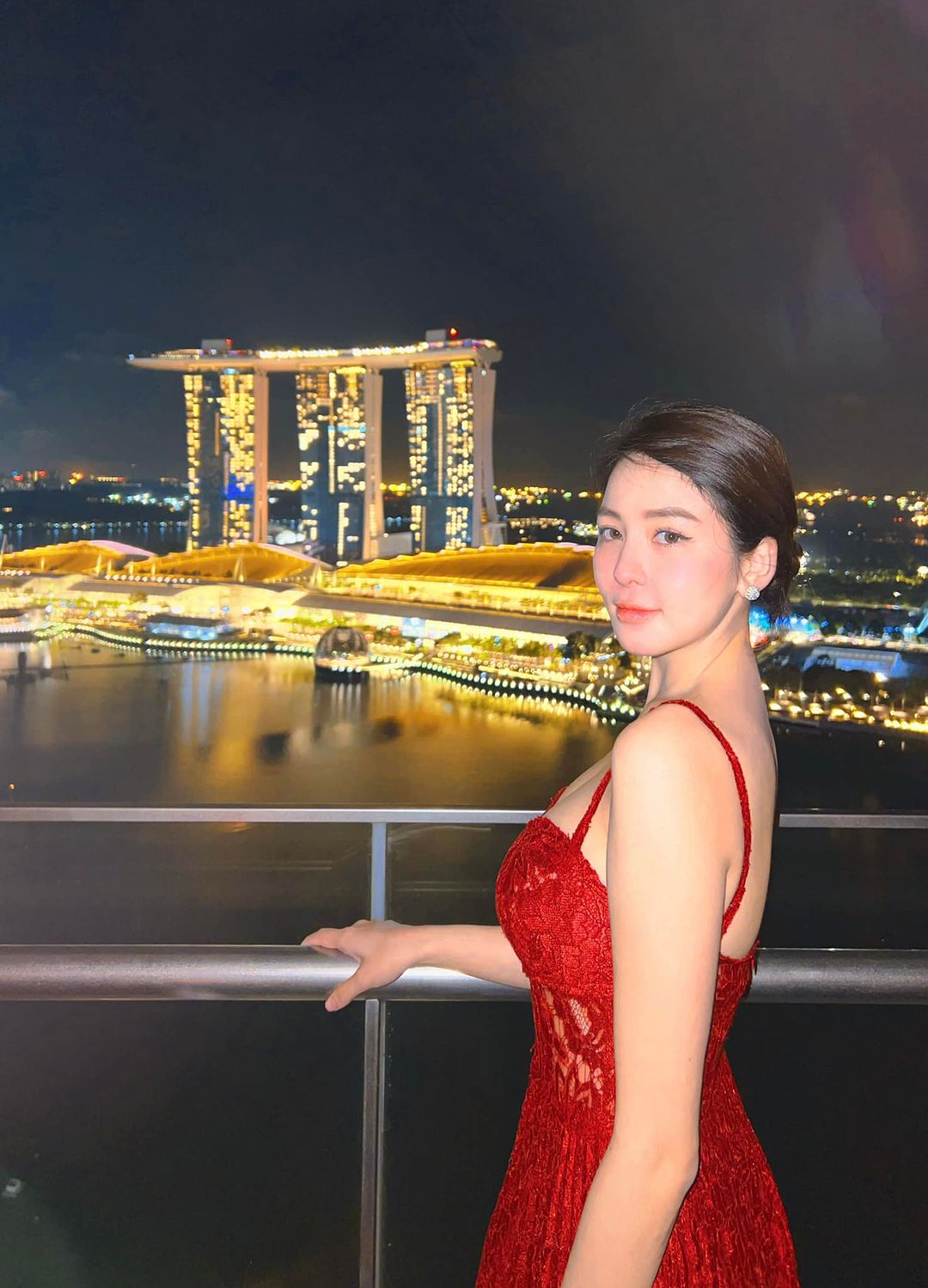 Hot girl Trâm Anh diện thiết kế váy hai dây màu đỏ duyên dáng.