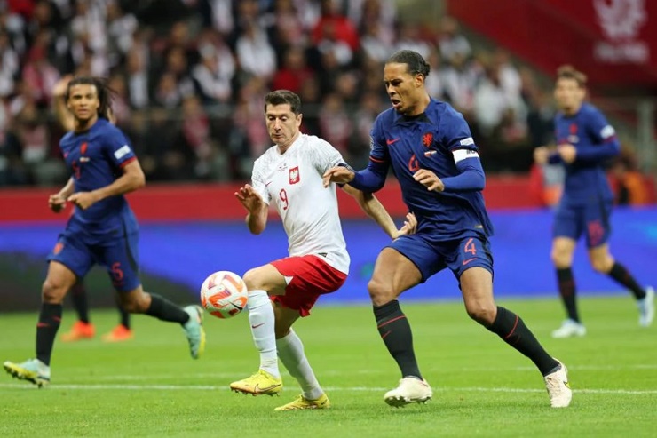 Lewandowski bất lực trước Van Dijk