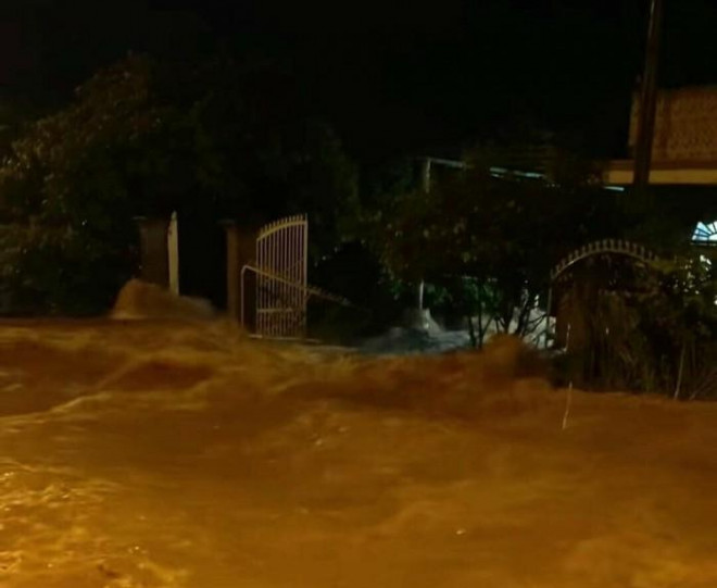 Nước lũ chảy như thác tràn vào nhà dân ở xã Phú Túc (huyện Định Quán) tối 23/9. Ảnh: N.Đ.N