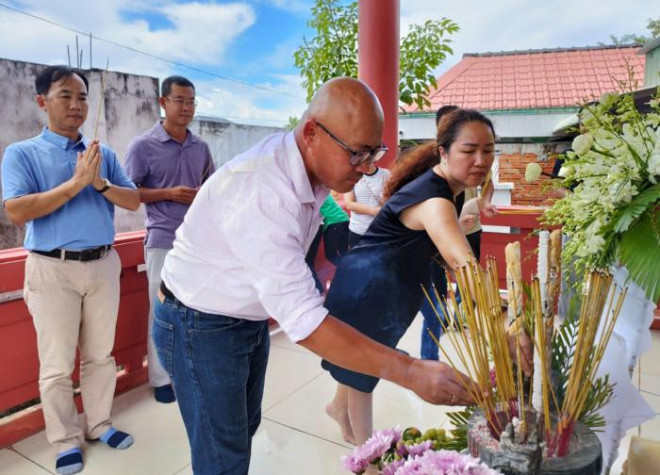 Thắp hương tưởng niệm các nạn nhân.