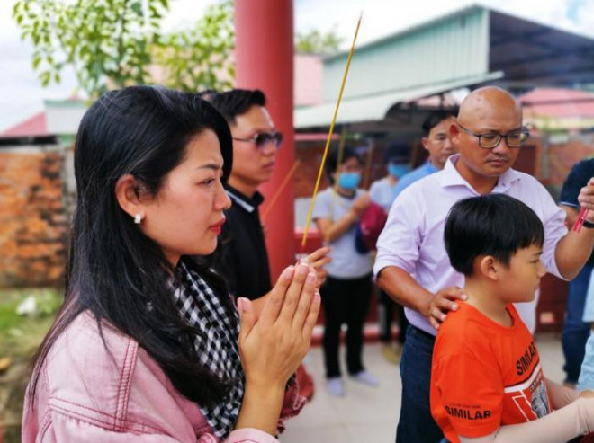 Các thành viên trong đoàn tưởng nhớ người đã khuất.