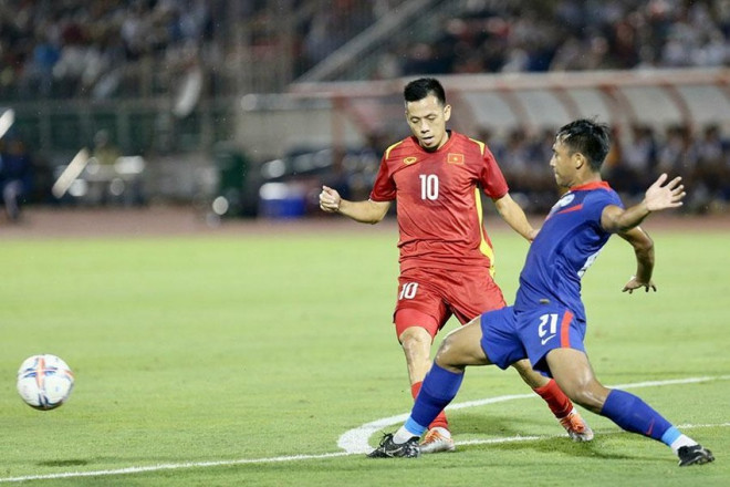 Người có khả năng chơi tốt ở vị trí mà Quang Hải để lại là đội trưởng đội Hà Nội - Nguyễn Văn Quyết