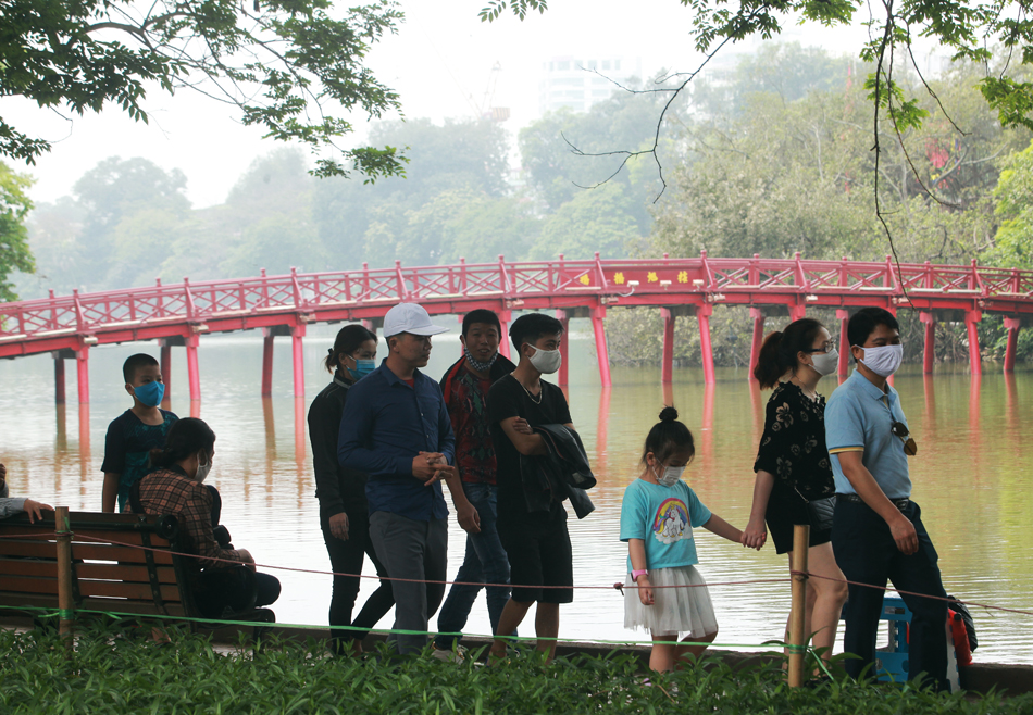 Nối từ Hồ Hoàn Kiếm ra hòn đảo nhỏ nơi có đền Ngọc Sơn, cây cầu Thê Húc có màu đỏ son, làm bằng gỗ, có nhiều trụ liên tiếp.&nbsp;Giới trẻ rất háo hức được đi dạo quanh Hồ Gươm và ngắm nhìn cầu.