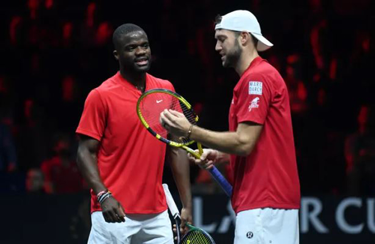 Cặp đôi người Mỹ Jack Sock và Frances Tiafoe đã chơi ngang ngửa bộ đôi huyền thoại bên kia lưới