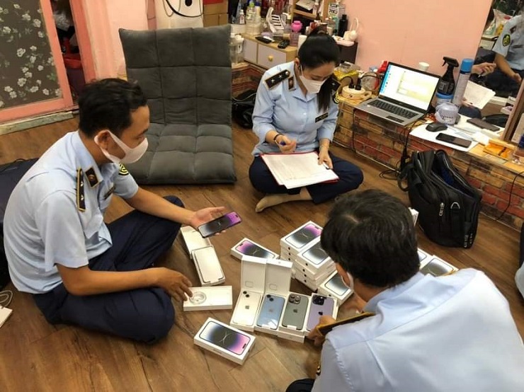 Lực lượng chức năng đang tiến hành kiểm tra lô, tạm giữ lô hàng iPhone nghi nhập lậu.
