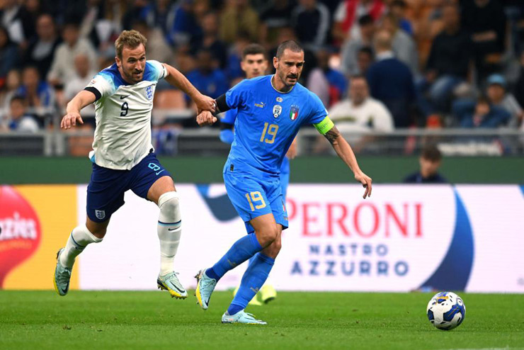 Harry Kane bị Leonardo Bonucci theo sát như hình với bóng