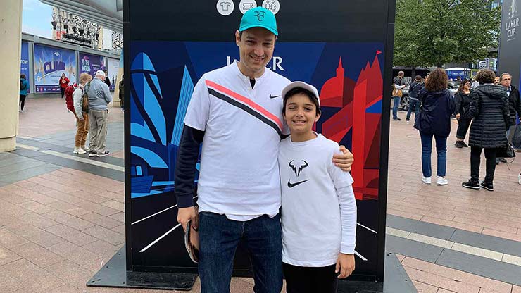 Hai bố con từ Brazil bay tới Anh xem Federer thi đấu lần cuối