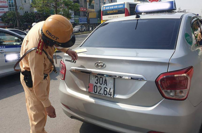 CSGT lật tẩy hành vi che biển số của một xe taxi tại Hà Nội