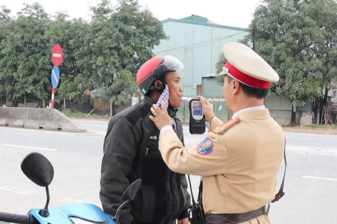CSGT, Công an tỉnh Nghệ An kiểm tra nồng độ cồn người điều khiển phương tiện trên quốc lộ 1A