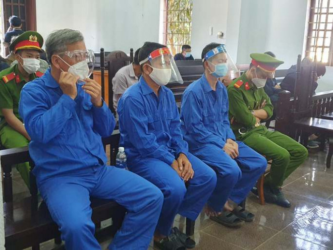 Bị cáo Trịnh Sướng (trái) và các đồng phạm tại phiên sơ thẩm ở TAND tỉnh Đắk Nông. Ảnh: Cao Nguyên