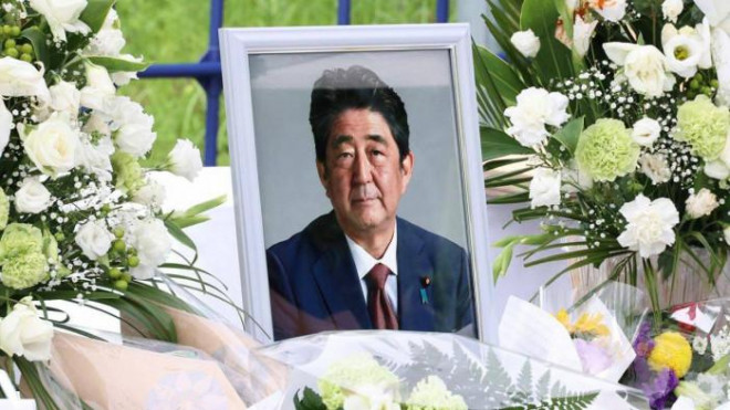 Nhiều người dân Nhật Bản dâng hoa tiễn biệt cố Thủ tướng Nhật Bản Abe Shinzo. Ảnh - YOSHIO TSUNODA/AFLO/SHUTTERSTOCK