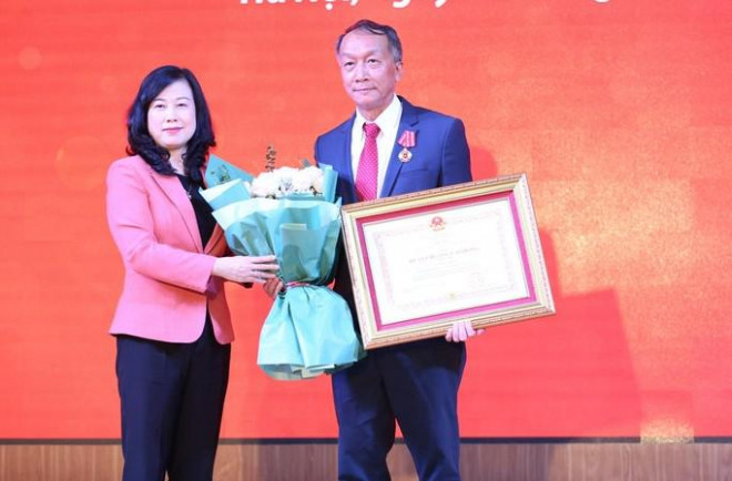Quyền Bộ trưởng Bộ Y tế Đào Hồng Lan thừa ủy quyền của Chủ tịch nước trao Huân chương Lao động hạng Nhì cho TS-BS Bạch Quốc Khánh