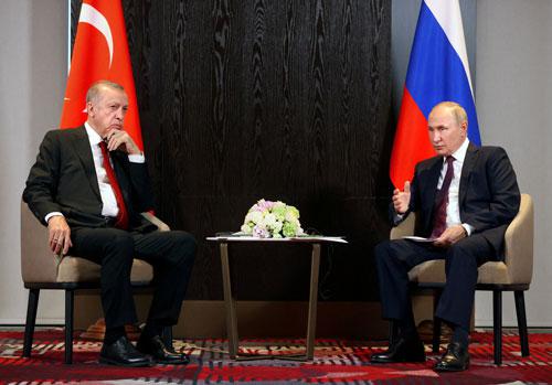 Tổng thống Nga Vladimir Putin (phải) và Tổng thống Thổ Nhĩ Kỳ Tayyip Erdogan tại cuộc họp song phương bên lề Hội nghị thượng đỉnh Tổ chức Hợp tác Thượng Hải tại Uzbekistan hôm 16-9 Ảnh: REUTERS