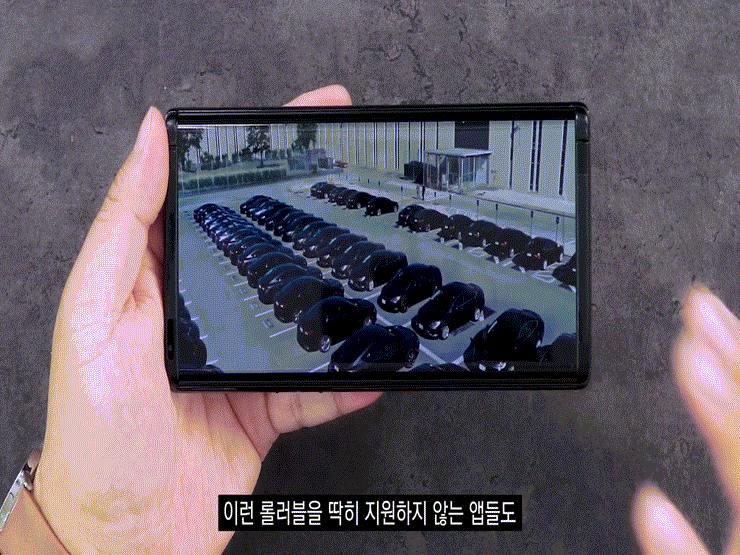 Video trên tay điện thoại màn hình cuộn khiến Samsung và Apple phải ghen tỵ
