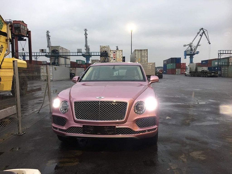 Bentley Bentayga màu Passion Pink hồi mới cập bến Việt Nam