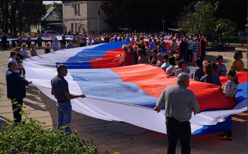 Người dân ở vùng Lugansk căng quốc kỳ Nga (ảnh: CNN)