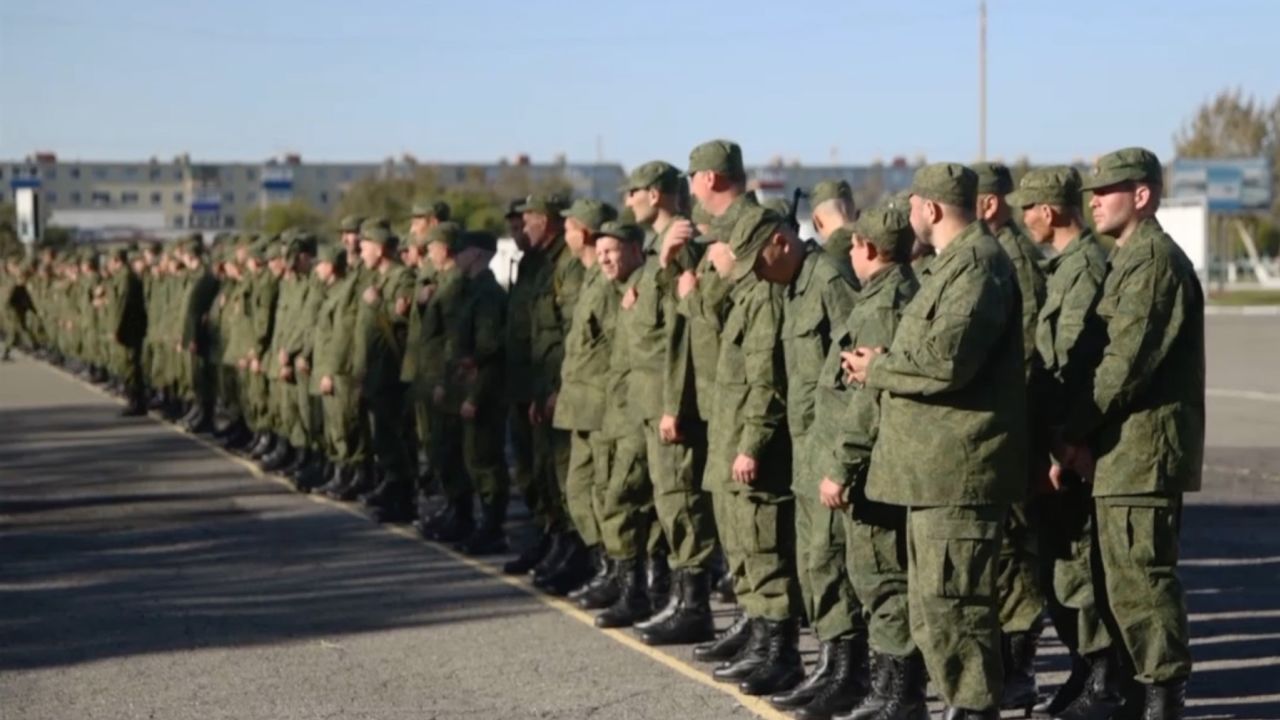 Binh sĩ Nga tập hợp theo lệnh động viên quân dự bị (ảnh: CNN)
