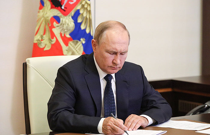 Tổng thống Nga Putin ký ban hành nhiều đạo luật quan trọng trong ngày 24//9 (ảnh: RT)