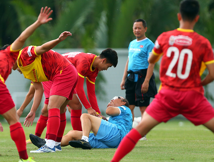 Ngay sau đó, ông Park nằm ra sân để "ăn vạ"