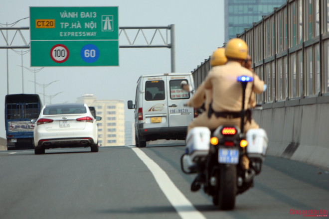 CSGT tuần tra mô tô, ghi hình phạt nguội xe vi phạm trên Vành đai 3 - hình ảnh 4