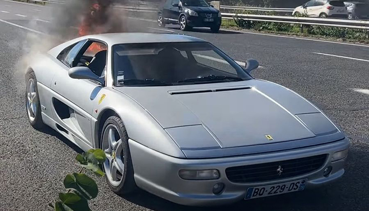 "Siêu ngựa" Ferrari F355 bất ngờ bốc cháy khi đang được lái thử - 1