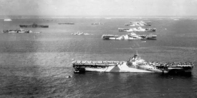 Hàng không mẫu hạm của Hải quân Mỹ (từ trước ra sau): USS Wasp, USS Yorktown, USS Hornet, USS Hancock và USS Ticonderoga tại đảo san hô Ulithi vào tháng 12/1944. Ảnh: US Navy.