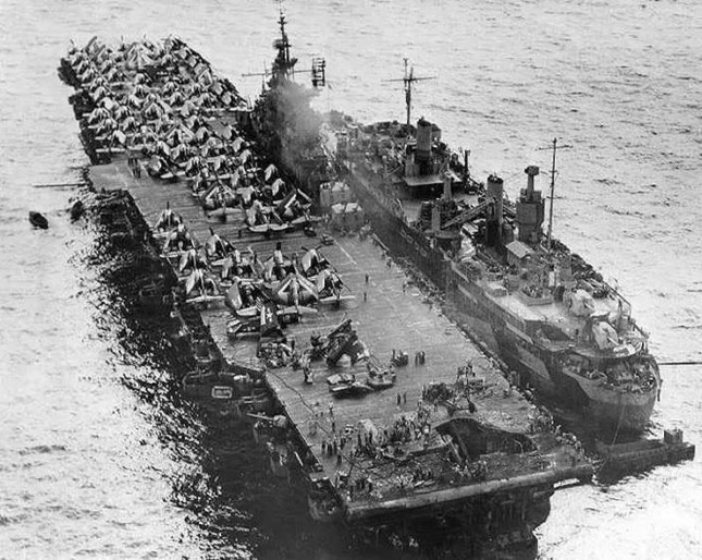 Tàu sân bay USS Randolph cùng với tàu sửa chữa USS Jason tại đảo san hô Ulithi vào ngày 13/3/1945. Tàu Randolph bị máy bay tấn công tự sát (kamikaze) của Nhật Bản làm hỏng ngày 11/3/1945. Ảnh: US Navy.