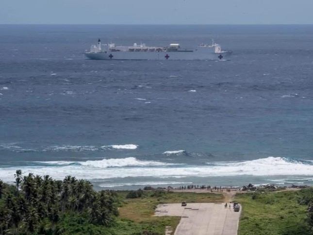 Tàu bệnh viện quân y Mỹ USNS Mercy gần đảo san hô Ulithi vào tháng 3/2018. Ảnh: US Navy.