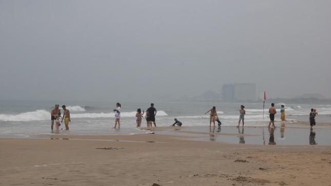 Do ảnh hưởng của bão Noru, sáng ngày 26/9, biển Đà Nẵng sóng to. Nhiều người dân và du khách vẫn kéo nhau ra biển vui đùa.