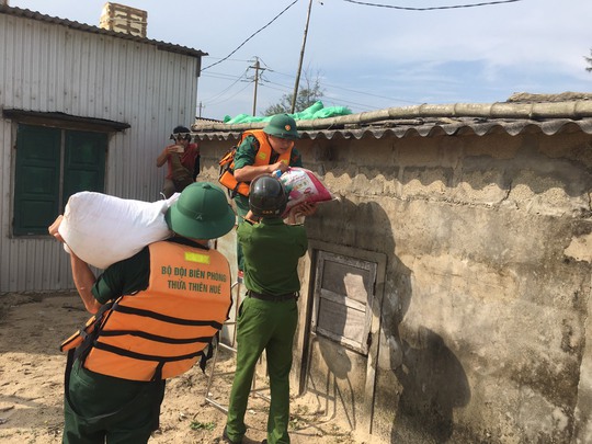 Công an, bộ đội biên phòng giúp dân gia cố nhà cửa ven biển xã Phú Thuận, huyện Phú Vang