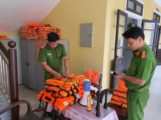 Công an kiểm tra lại công cụ phòng chống bão, sẵn sàng ứng phó khi được lệnh điều động