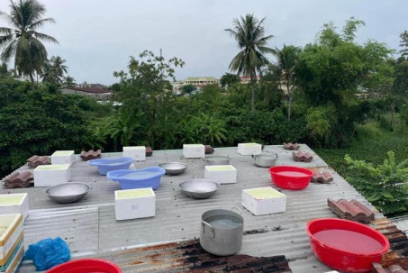 Đà Nẵng: Người dân vác gạch, cát, đưa nước lên mái nhà chống bão Noru