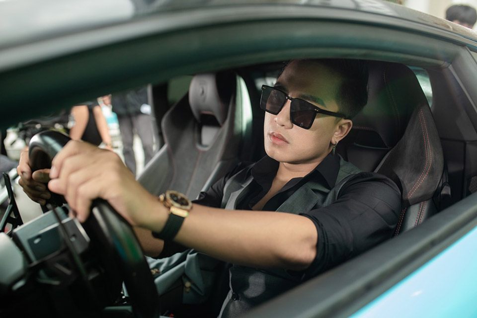 Châu Khải Phong lái “vua bò tót” Lamborghini giá 30 tỷ - hình ảnh 3