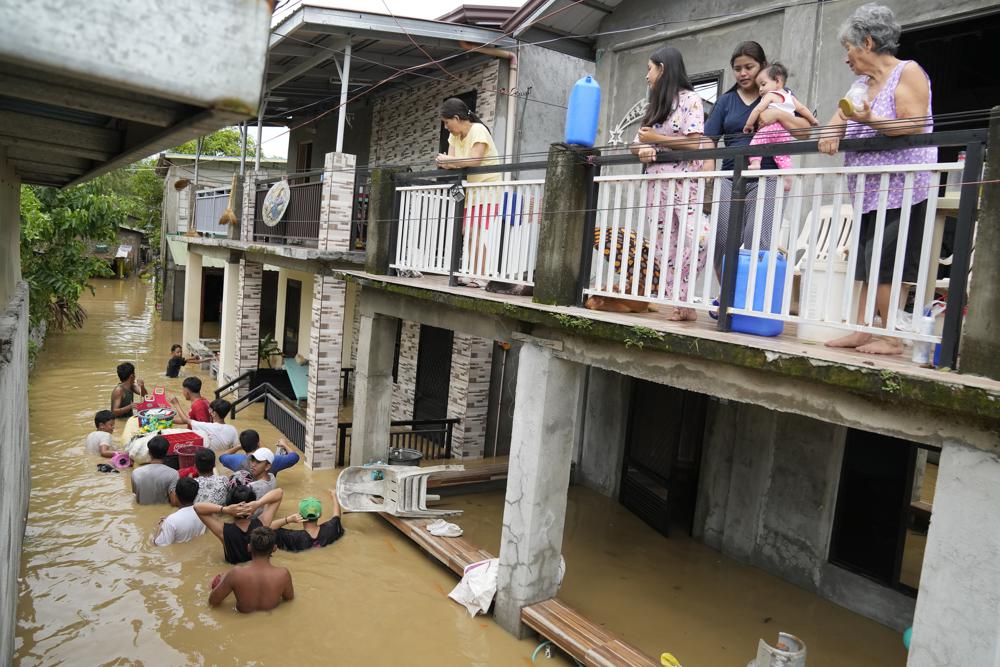 Người dân Philippines tìm cách quay về nhà sau cơn bão (ảnh: AP)