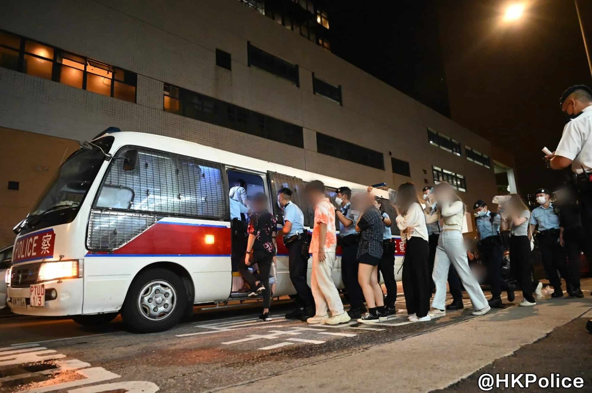 Các nghi phạm được cảnh sát Hong Kong áp tải lên xe. Ảnh: HK Police