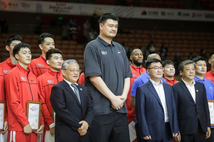Yao Ming (cao nhất) đang là chủ tịch liên đoàn bóng rổ Trung Quốc