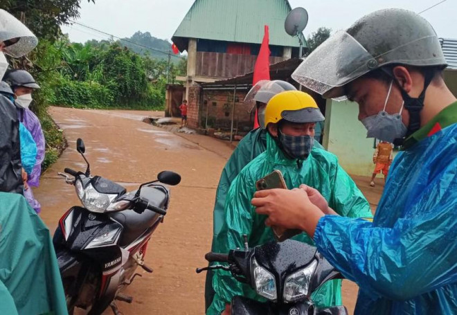 Chùm ảnh: Người dân ở Kon Tum chuẩn bị ứng phó với bão số 4 - 3