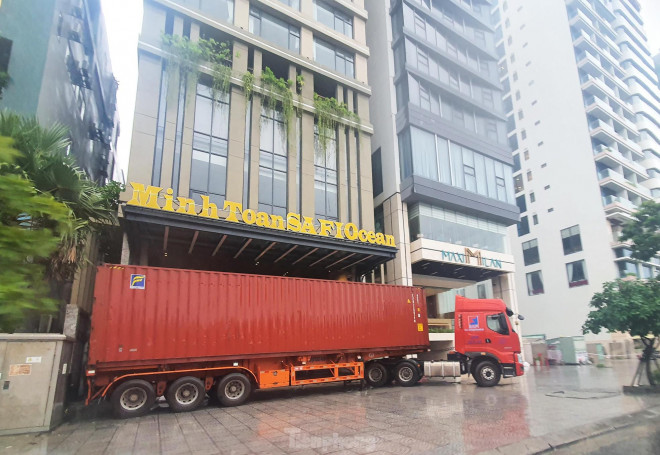 Một số khách sạn thuê hẳn xe container để chắn trước cửa, đảm bảo an toàn khi bão Noru đổ bộ. Trong những cơn bão trước đây, nhiều chủ khách sạn đã áp dụng hiệu quả phương án này.