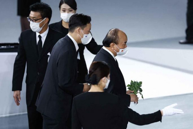 Chủ tịch nước Nguyễn Xuân Phúc đặt hoa tưởng niệm cố Thủ tướng Nhật Bản Abe Shinzo tại Lễ Quốc tang ở thủ đô Tokyo, ngày 27-9-2022 - Nguồn: TTXVN