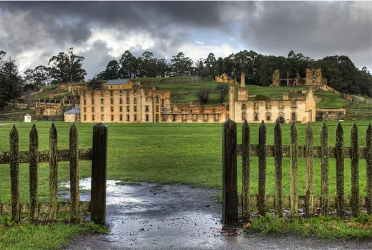 Thị trấn ma Port Arthur: Port Arthur nằm gần Hobart, Tasmania bị đồn đại là nơi có rất nhiều ma quỷ. Năm 1833, thị trấn trở thành nhà tù giam giữ những tên tội phạm khét tiếng nhất nước Anh. Ngày nay, Port Arthur là Di sản Thế giới và được coi là điểm đến ma ám nhất ở Úc.

