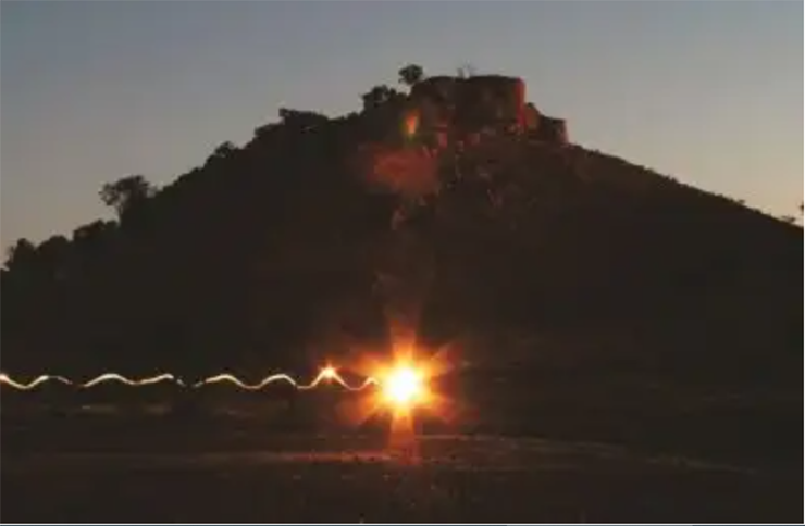 Đèn Min Min: Một đoạn đường ở Queensland luôn xuất hiện quầng ánh sáng chiếu theo du khách đi một quãng đường dài. Cho đến nay, những ánh sáng này vẫn chưa được xác định, và không ai biết tại sao du khách gặp phải nó.
