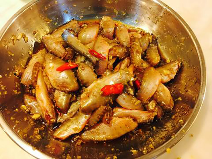 Cá heo chế biến món nào cũng ngon, như: kho sả ớt, nướng muối ớt, nấu lẩu cơm mẻ, kho mẳn (kho ngót) với lá me non…
