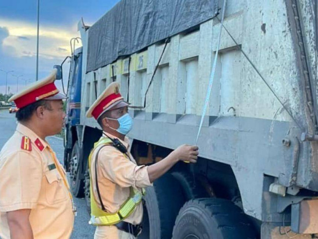 5 ngày hạ tải, cắt thùng 512 xe: CSGT nói ”xe quá tải hết cửa vào cao tốc”