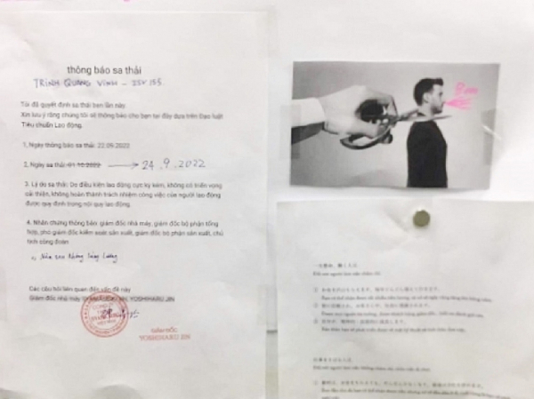 Thông báo sa thải kèm hình ảnh cây kéo cắt cổ người đàn ông trên bảng tin công ty Iiyama Seiki.